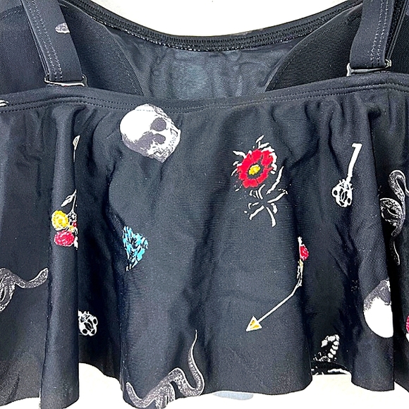 Torrid snakes and keys ruffle bikini top - Picture 4 of 4